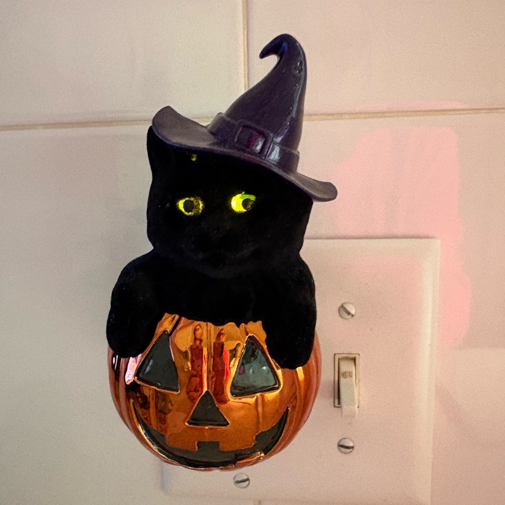 Bath & Body Works Black Cat with Orange Pumpkin Wallflowers Holder NWOT